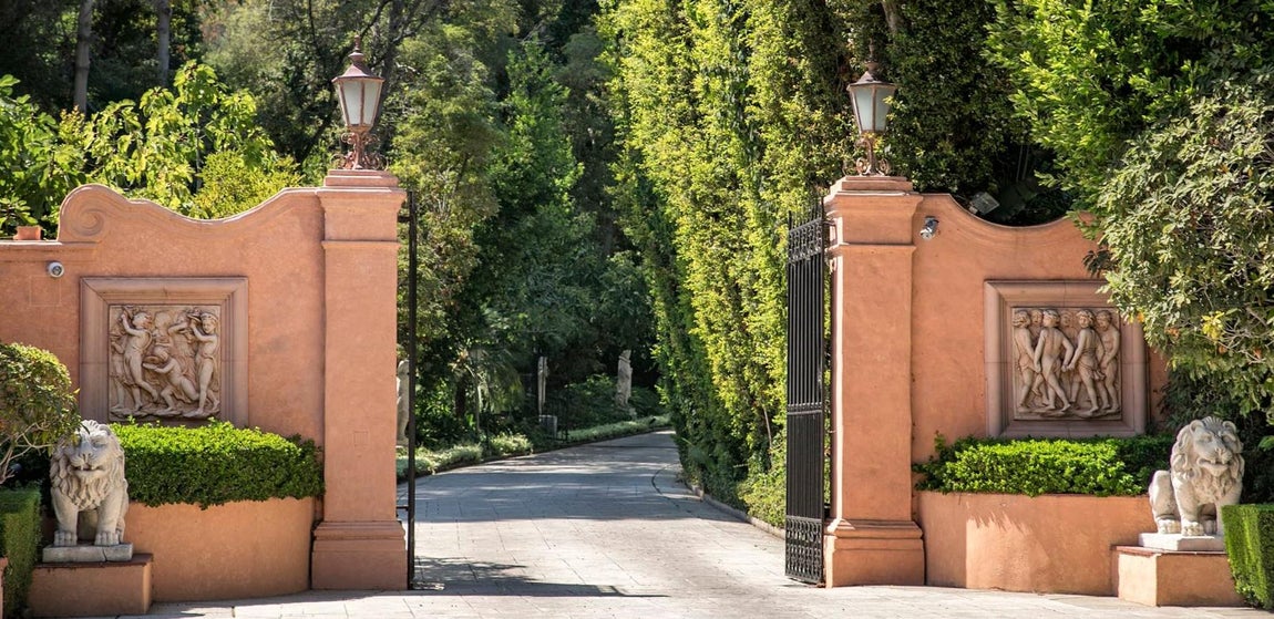 The beverly House. La mansión en la que se rodó El Padrino tiene 19 dormitorios y 29 cuartos de baño completos y se ubica en una situación privilegiada. Muy cerca de Sunset Boulevard y del Hotel Beverly Hills. Puede acoger hasta a 400 invitados para una cena y a más de 1.000  para un evento que se celebre en todo su terreno contando los jardines