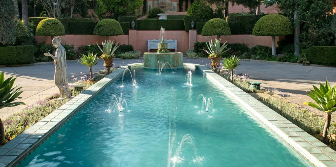 The Beverly House. La mansión que fue escenario de la escena legendaria de El Padrino tiene 21 piscinas. Algunas se presentan en cascada en diferentes niveles del jardín. Presentan un marco imponente ante la vivieda. Algunas de ellas tienen recursos como chorros de agua y luminarias subacuáticas