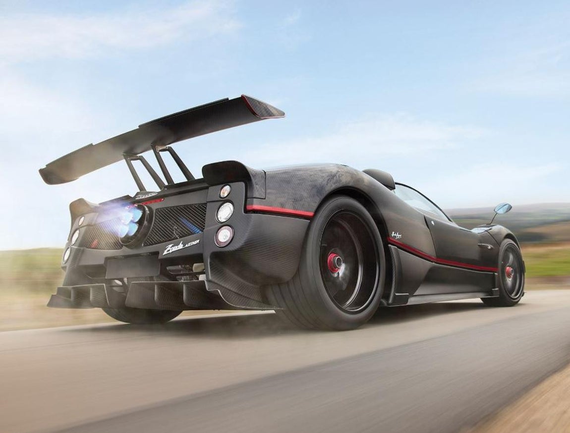 Pagani Zonda Aether de 2017. El propulsor V-12 es uno de los aspectos más deseables del Aether junto con la transmisión manual de seis velocidades. La evolución del superdeportivo a la era híbrida ha dejado a los entusiastas volviendo a escuchar a la experiencia de conducción analógica de las transmisiones manuales y los motores de aspiración natural. El rugido de The Aether es sobradamente reconocible, tiene la misma caja de cambios que se instaló en toda la producción Zondas antes de la introducción de Cinque