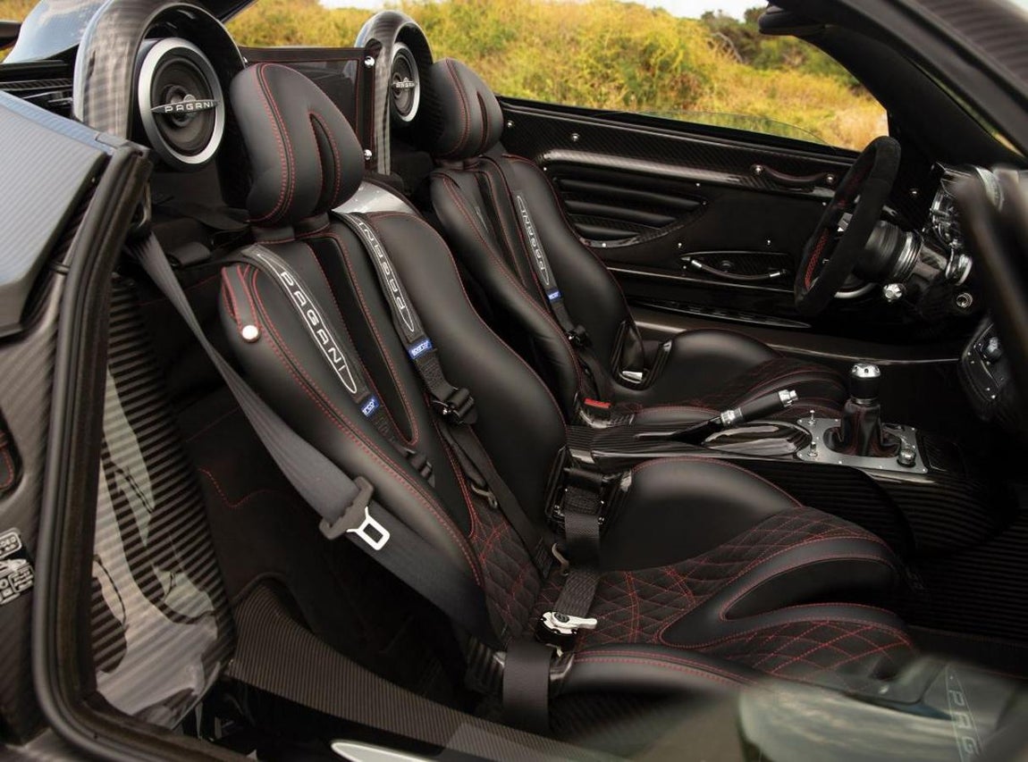 Pagani Zonda Aether de 2017. La reputación de Pagani por la atención al detalle se refuerza con el Aether. La cantidad de características no estándar en este Zonda son muy numerosas. El valor del diseño reposa sobre el Aether. El interior está equipado con asientos esculpidos Zonda HP Barchetta / Huayra BC, revestidos en cuero negro exquisito con costuras de diamantes rojos, complementados por arneses de cuatro puntos