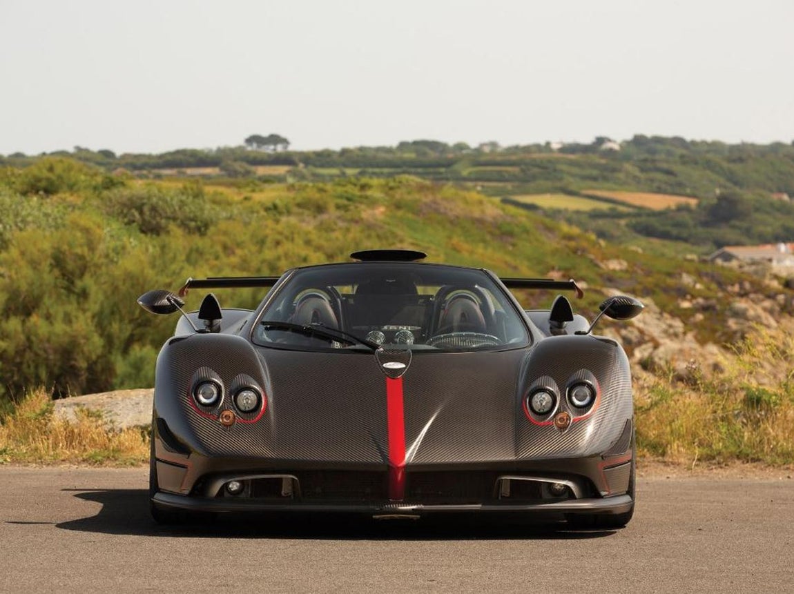 Pagani Zonda Aether de 2017. El increíble chillido del AMG V-12 es exclusivo del Zonda, gracias en parte a los colectores de escape -esculpidos y revestidos de cerámica- que conducen a cuatro silenciadores de escape azules de MHG antes de salir en la marca Pagani de cuatro escapes dentro de un círculo negro. Las cajas de aire grabadas con éter conectadas al tubo de estilo Cinque se encuentran a centímetros de los ocupantes