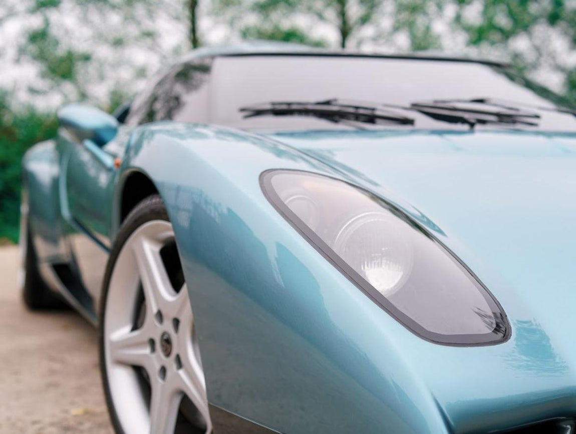 Lamborghini Zagato Concept 1990. La sección del techo era igualmente distintiva, presentaba el diseño característico de la "doble burbuja" de Zagato, además de ser extraíble, lo que le daba al propietario la capacidad de usar el automóvil como un coupé o un roadster de acuerdo con sus deseos.La transmisión manual de seis velocidades con tracción en las cuatro ruedas se tomó prestada directamente del Lamborghini Diablo VT y presentaba el mismo diferencial central viscoso que le dio al Diablo un manejo enormemente mejorado sobre sus hermanos de tracción trasera.