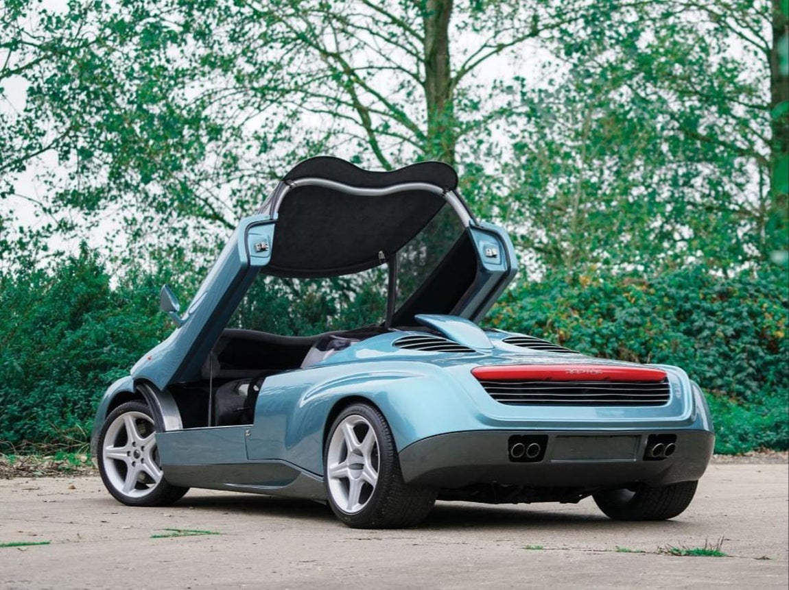 Lamborghini Zagato Concept 1990. Este coche único causa mucha expectación y reúne el sábado 30 de noviembre en Abu Dabi a los coleccionistas de automóviles más inquietos del mundo. Su precio estimado oscila entre 1 y 1,4 millones de dólares, pero se prevé que la joya de Zagato, tan admirada y valorada por los seguidores de la marca, alcance una suma muy superior cuando el martillo marque el golpe decisivo. La carrocería carga un auténtico Lamborghini Diablo: se propulsa por un V12 de 5.7 litros que entrega 492 CV (485 hp) y 580 Nm.