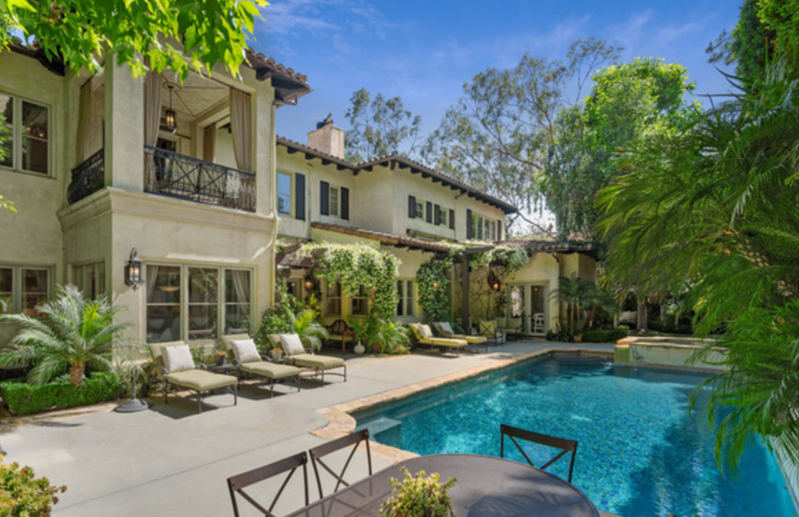 La mansión de Beverly Hills de Britney Spears. Si eres seguidor de Britney Spears esta casa quizás te suene. La lujosa mansión situada en Beverly Hills fue el domicilio de la artista cuando estaba con su ya exmarido Kevin Federline, allá por 2007. También puede ser que te resulte familiar debido a que apareció en  Britney for the Record, un documental de la MTV en el que se narraba la vida de la intérprete de Toxic.