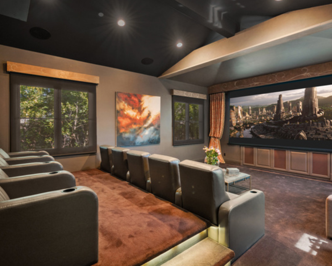 La mansión de Beverly Hills de Britney Spears. Y como colofón final, la casa dispone de un cine propio con butacas, un espacio con ventanas que pueden ser cubiertas con cortinas opacas o dejarlas abiertas para crear un ambiente más relajado de día.