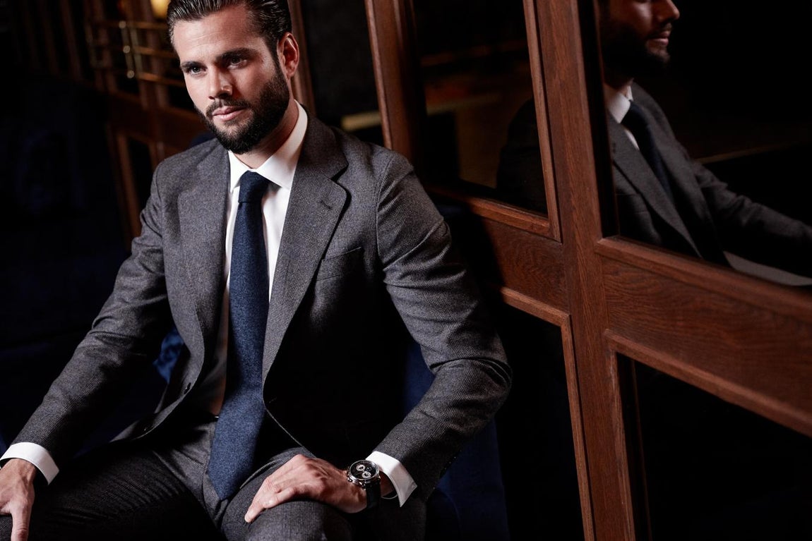 Traje de Scalpers, camisa blanca de HUGO par Zalando, corbata de Hermès y reloj de Montblanc.