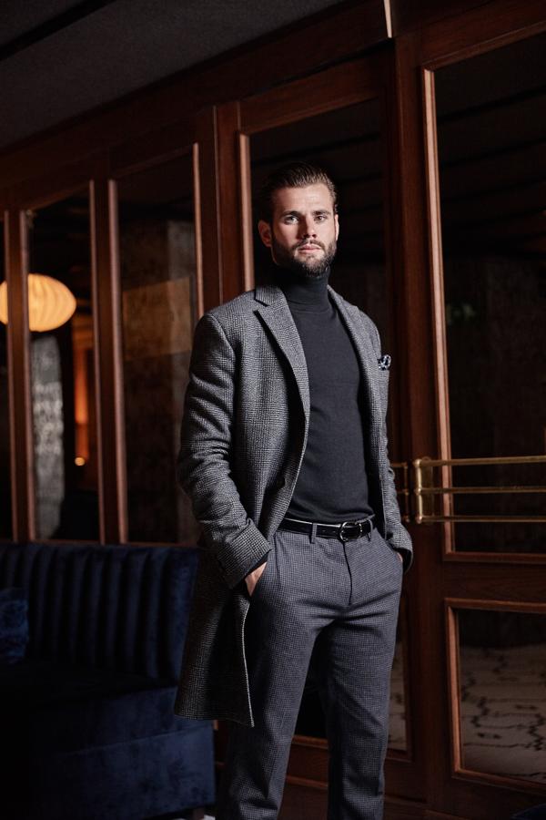 Abrigo y pantalón de Lacoste, jersey de Sandro, pañuelo de bolsillo de Hermès y cinturón de Montblanc.