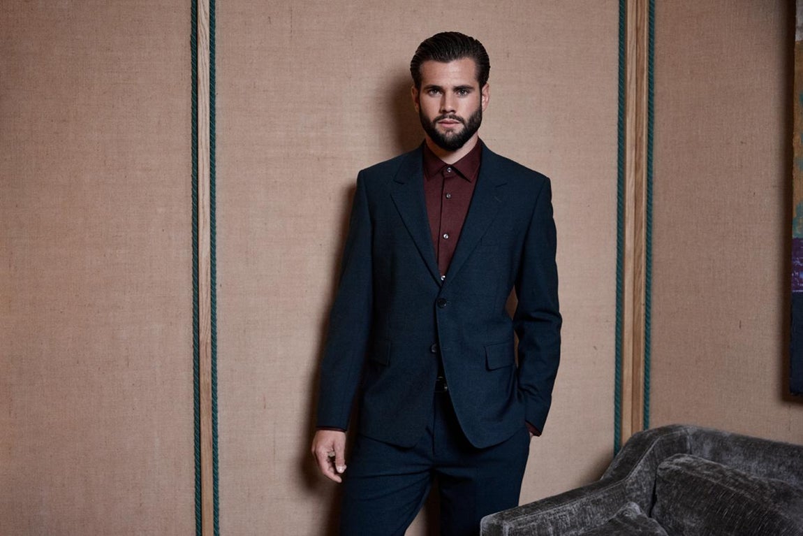 Traje de Sandro y camisa de BOSS.