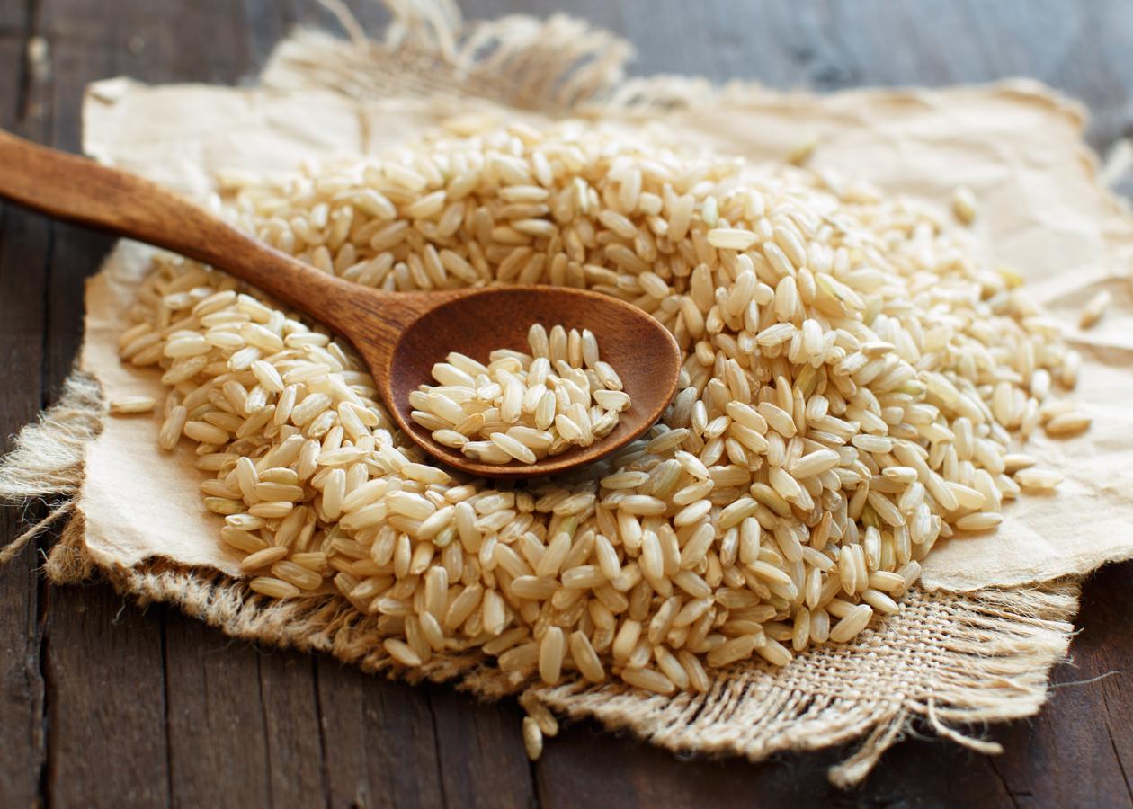 Arroz integral. La experta Elena de la Fuente recomienda que los cereales (<a href="https://www.abc.es/bienestar/alimentacion/etiquetas-alimentos/abci-pan-tipo-pan-mejor-para-salud-201910160305_noticia.html" target="_blank">pan</a>, <a href="https://www.abc.es/bienestar/alimentacion/etiquetas-alimentos/abci-tipos-arroz-diferencian-y-cual-mejor-201910310123_noticia.html" target="_blank">arroz</a>, <a href="https://www.abc.es/bienestar/alimentacion/abci-cierto-cenar-pasta-hace-engordemos-mas-201910011028_noticia.html" target="_blank">pasta</a>...) los tomemos integrales, para aumentar su nivel de fibra.