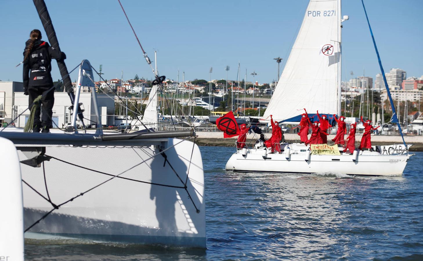 La joven ha comenzado a saludar a los jóvenes que la esperaban en el muelle de Lisboa. 