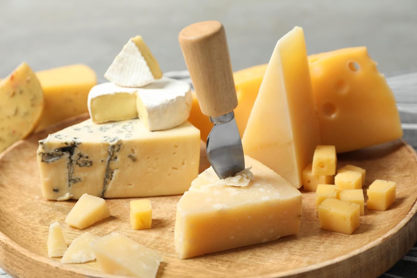 Queso. Si pensabas que el queso era una principal<a href="https://www.abc.es/bienestar/alimentacion/abci-alimentos-tienen-tanto-calcio-303053325379-20191027015740_galeria.html" target="_blank"> fuente de calcio</a>, te falta información: también lo es de probióticos para nuestra dieta. Las variedades de queso más blandos, como los quesos frescos, la mozzarella o el cottage no solo tienen un gran aporte de calcio, también ayudan a nuestra microbiota.