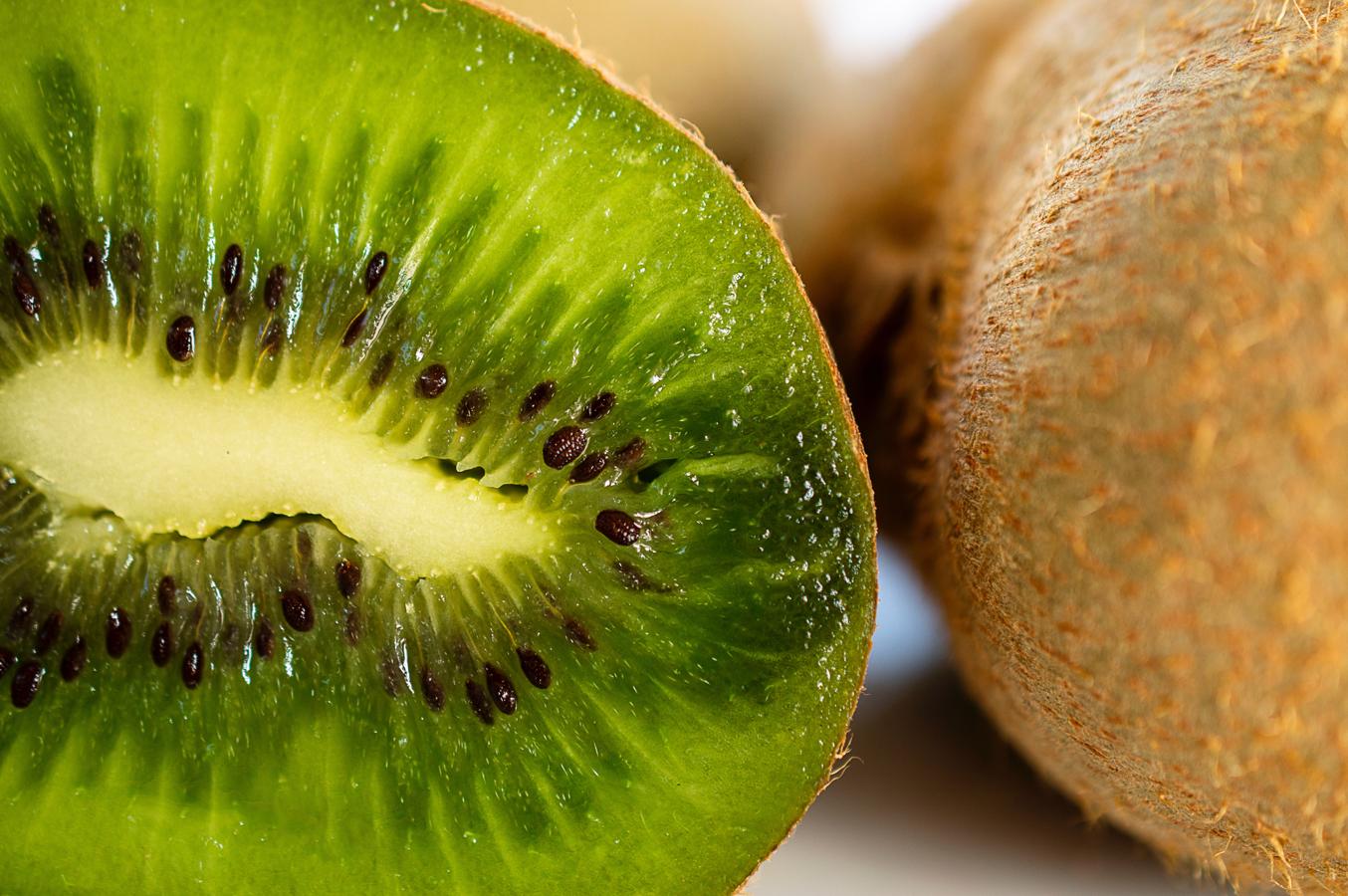 El wiki, con más vitamina C de lo que imaginas. Esta fruta se conserva a temperatura ambiente sin deshidratarse hasta 15 días. Madura en invierno y se come de octubre a marzo. El kiwi de pulpa verde puede aportar unos 59 mg de vitamina C por cada 100 gramos