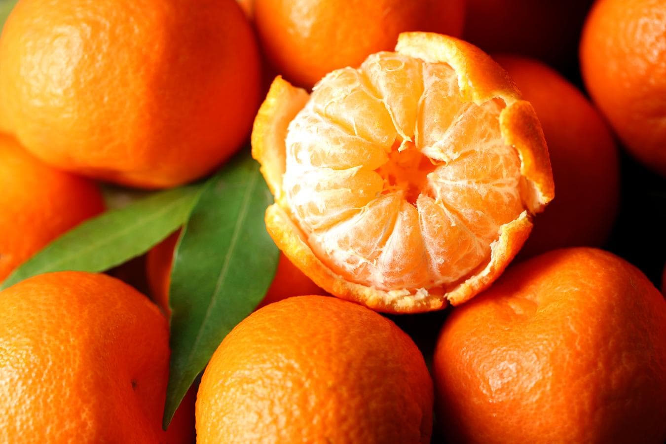 Mandarinas, más dulces y con un buen aporte de vitamina C. Aunque su aporte de vitamina C es menor que en el caso de las naranjas y los limones, su aporte (unos 35 mg por cada 100 gramos) no es desdeñable. También contiene calcio y magnesio.