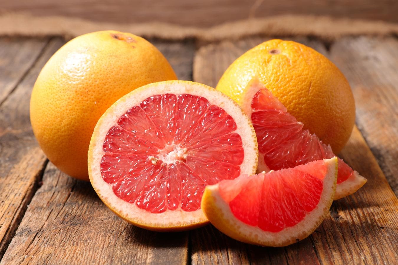 El pomelo, con más vitamina C que la mandarina. El pomelo o toronja es una fruta cítrica que destaca por ser una gran fuente de vitamina C (unos 36 mg por cada 100 gramos) y ácido fólico.