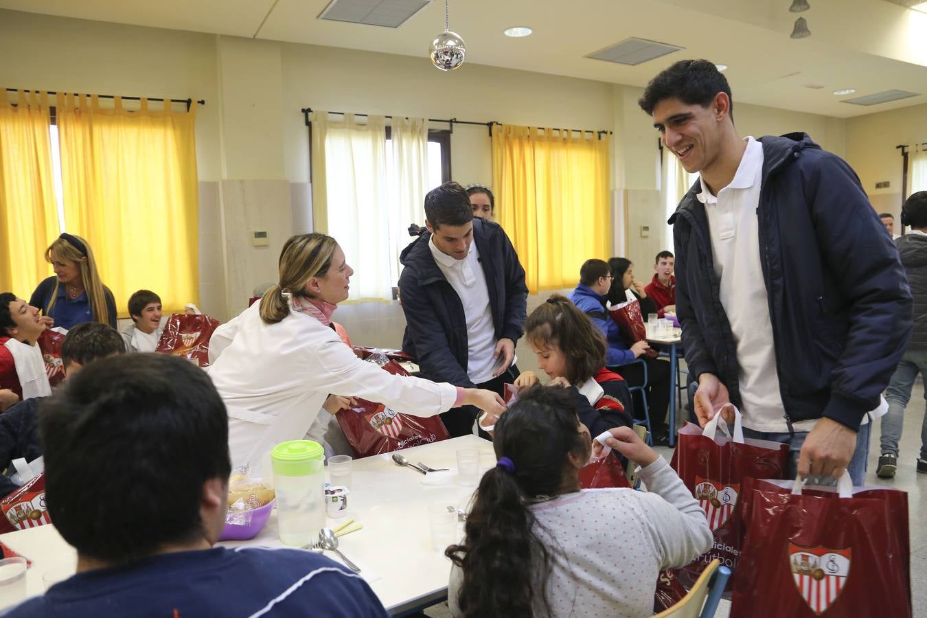 Visita del Sevilla FC al hospital de San Juan de Dios