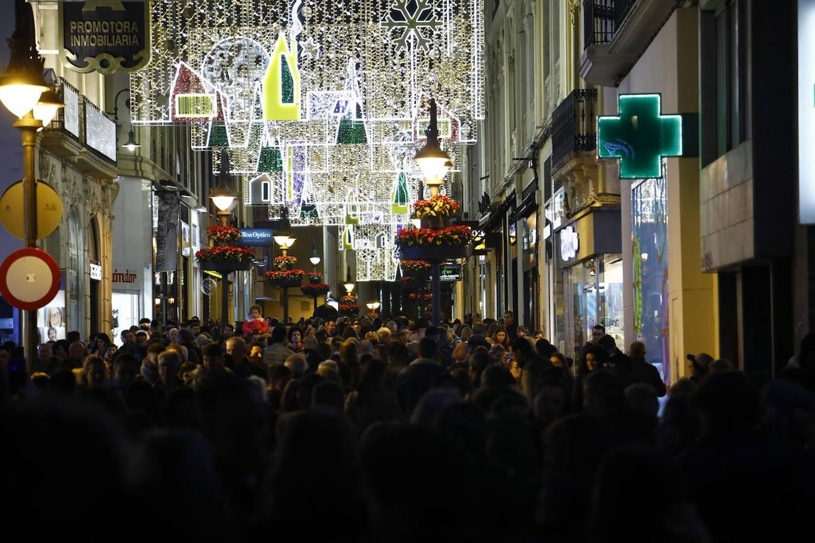 El alumbrado y el ambiente en las calles del Centro de Córdoba, en imágenes