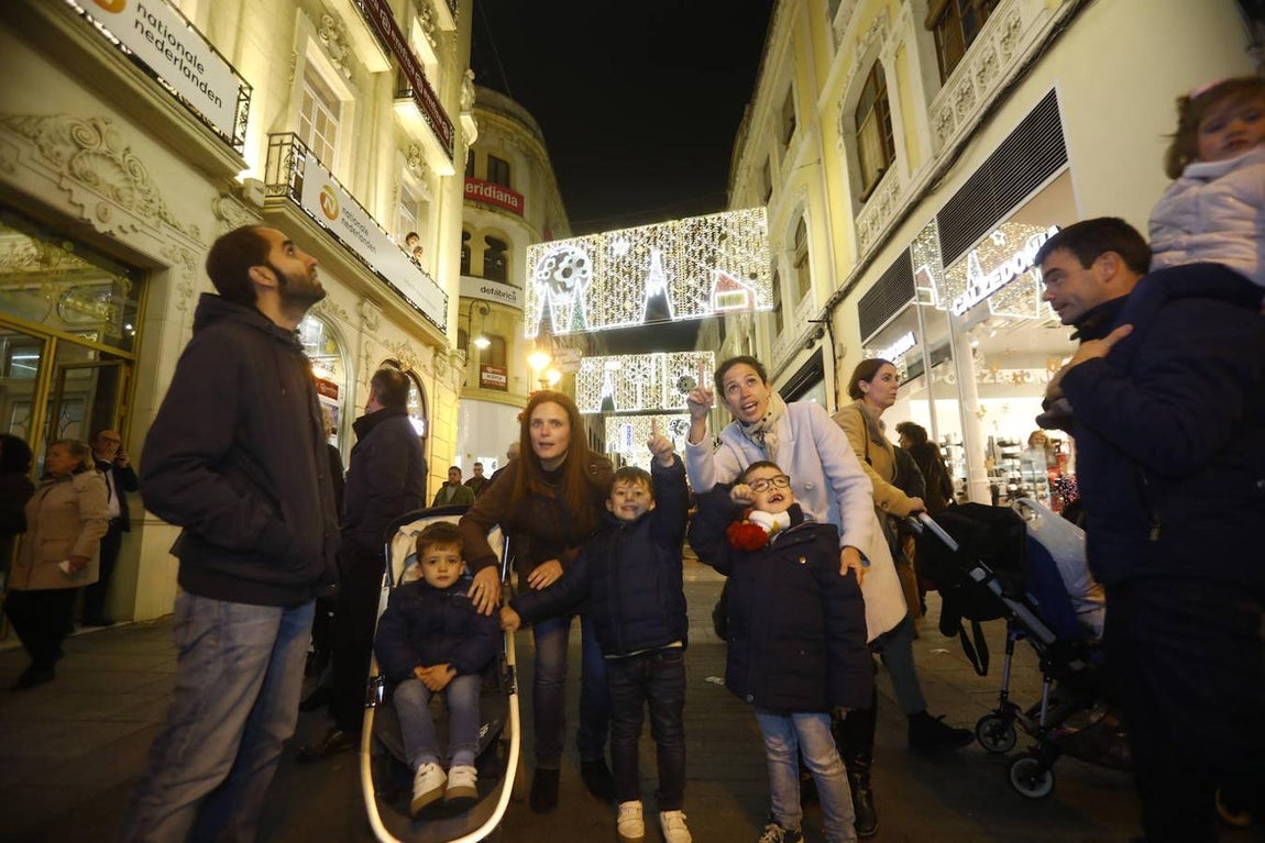 El alumbrado y el ambiente en las calles del Centro de Córdoba, en imágenes