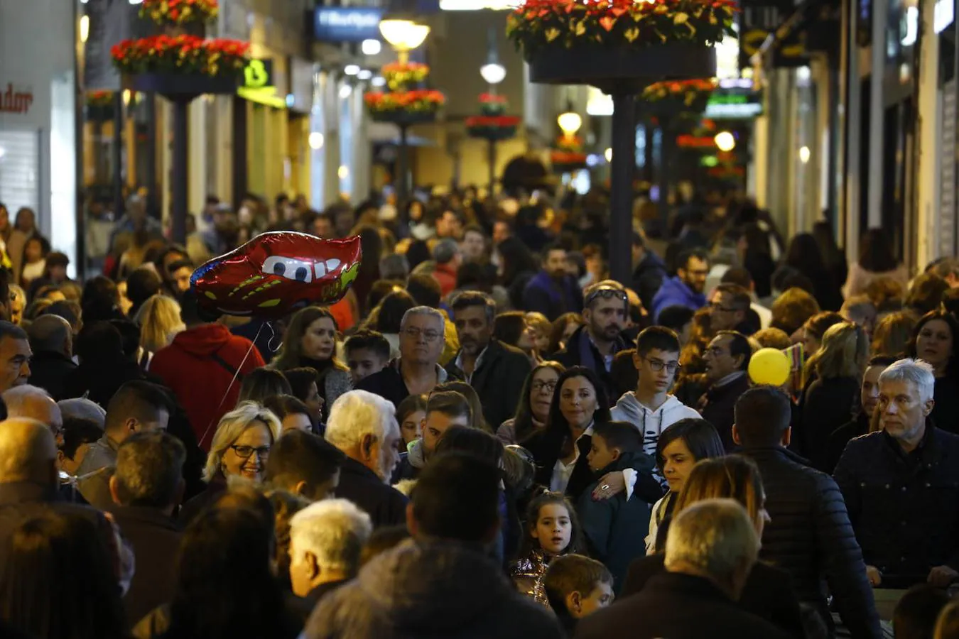 El ambiente navideño del viernes del puente en Córdoba, en imágenes