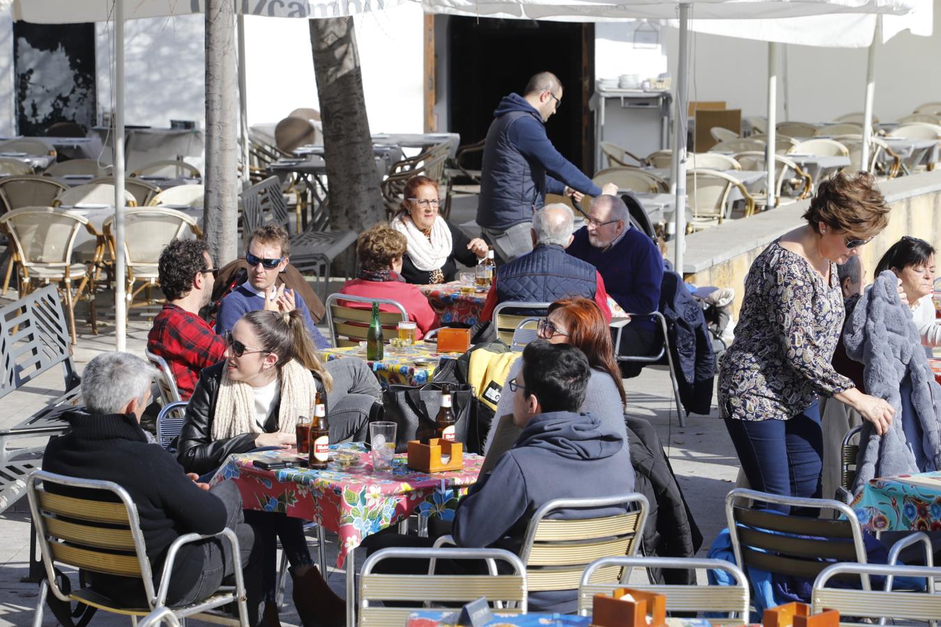 El ambiente turístico en Córdoba en el puente, en imágenes