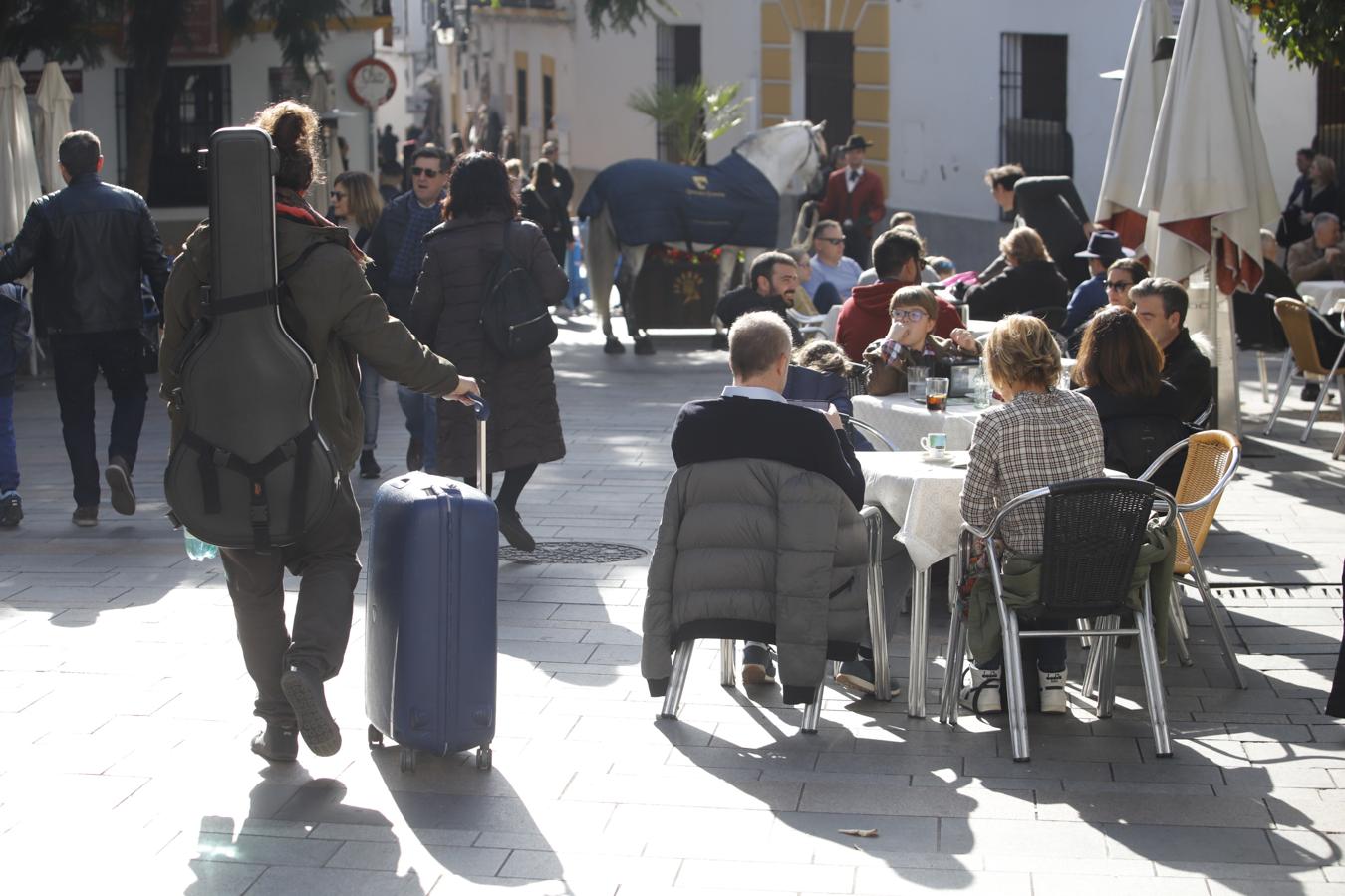 El ambiente turístico en Córdoba en el puente, en imágenes