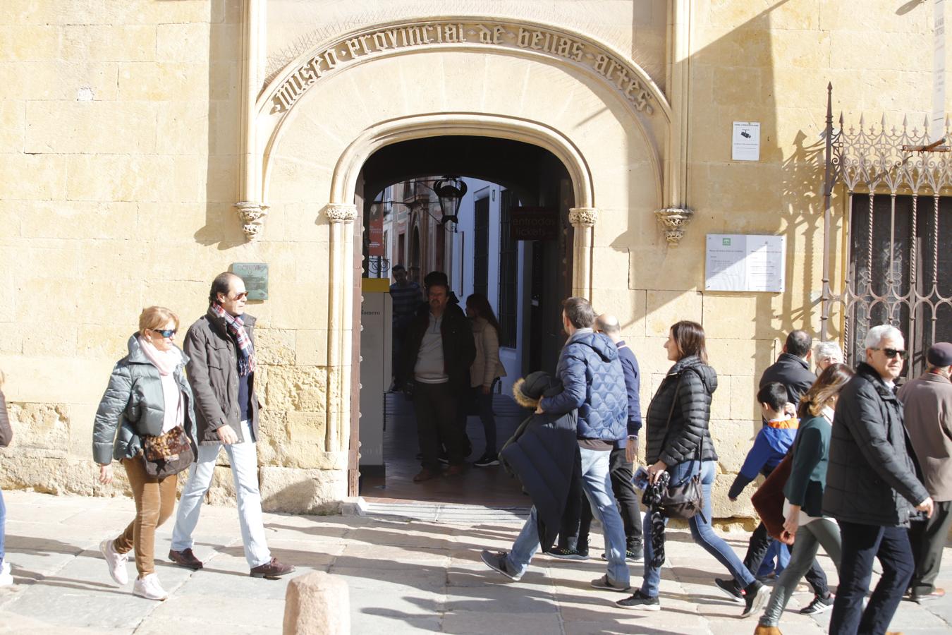 El ambiente turístico en Córdoba en el puente, en imágenes