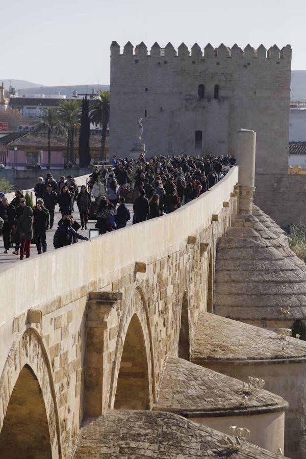 El ambiente turístico en Córdoba en el puente, en imágenes