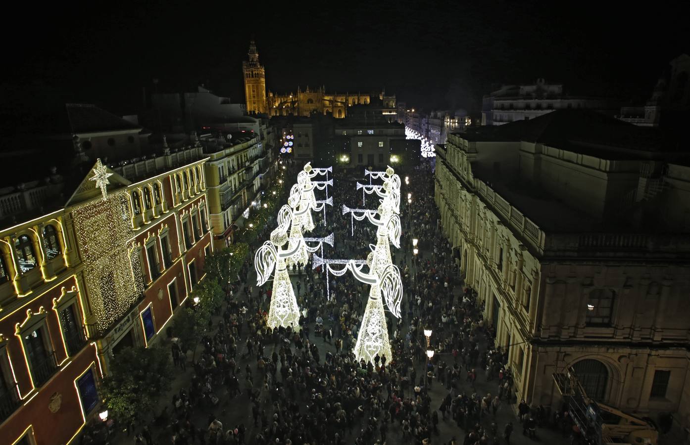 La Plaza de San Francisco se llena de ángeles de luz