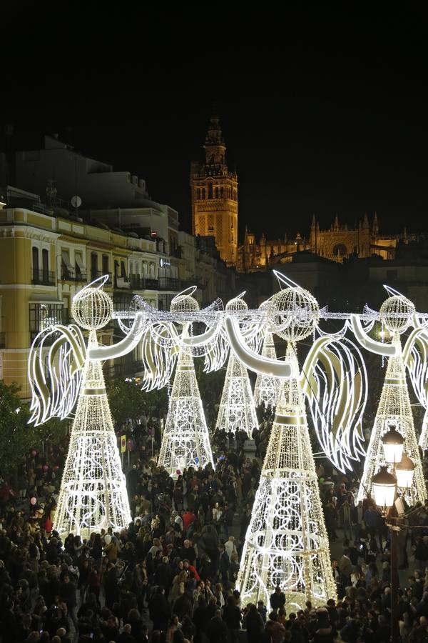 La Plaza de San Francisco se llena de ángeles de luz