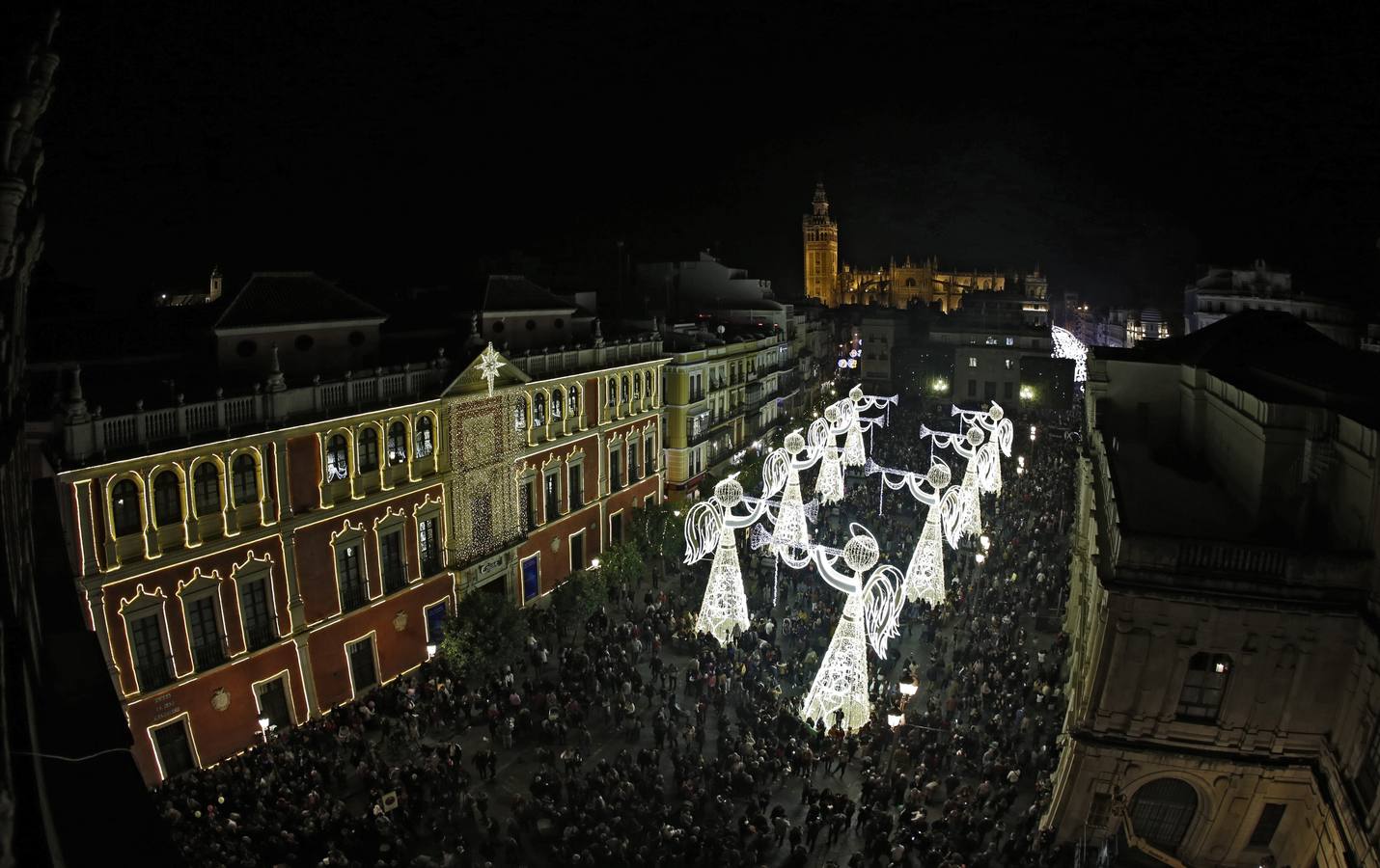 La Plaza de San Francisco se llena de ángeles de luz