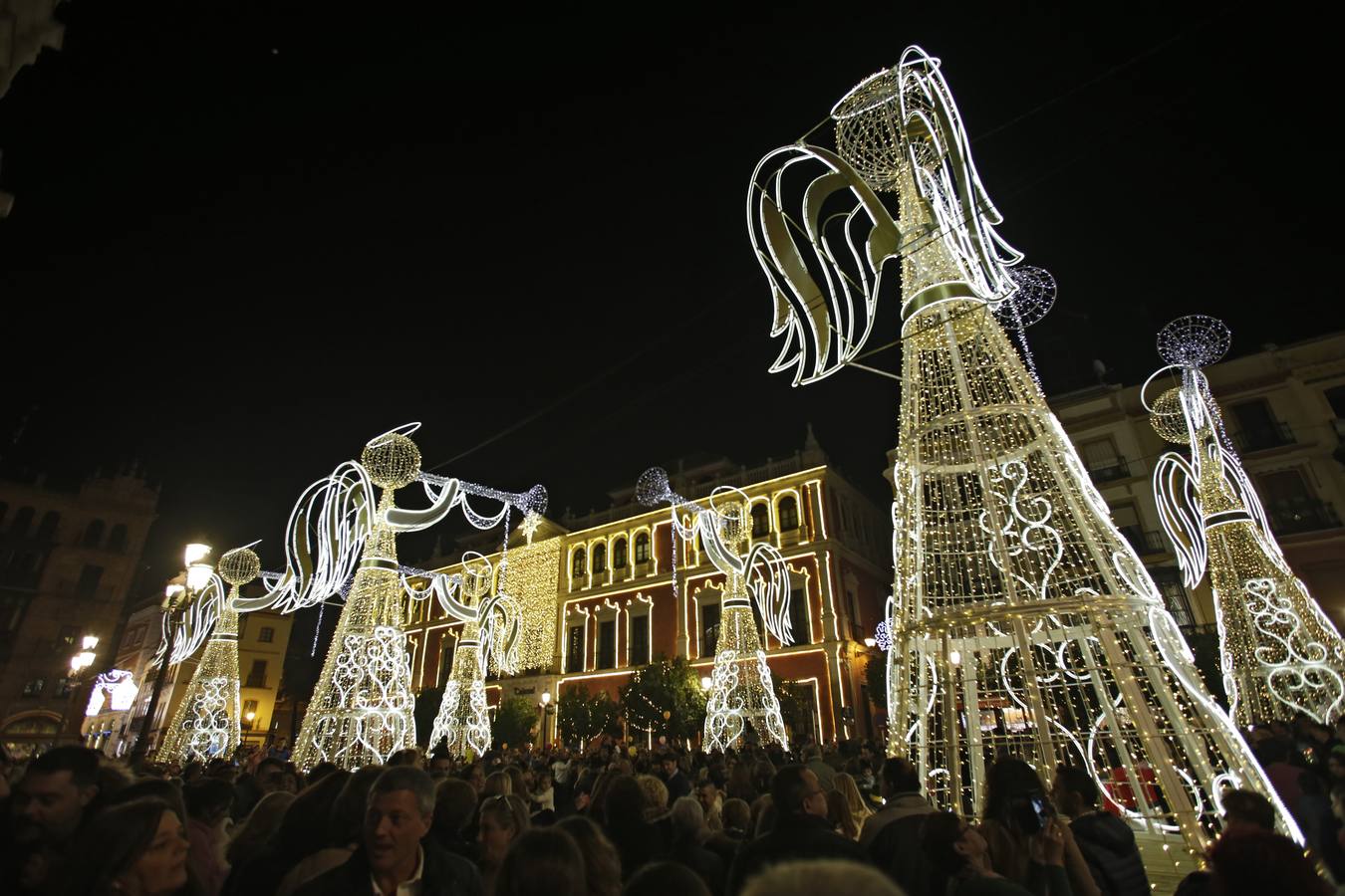 La Plaza de San Francisco se llena de ángeles de luz