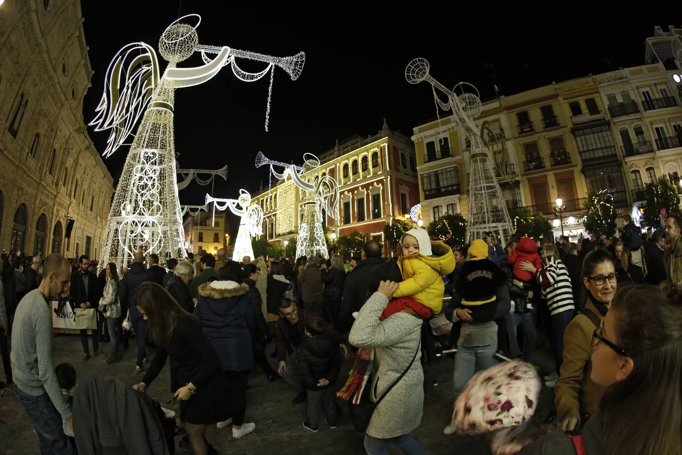 La Plaza de San Francisco se llena de ángeles de luz