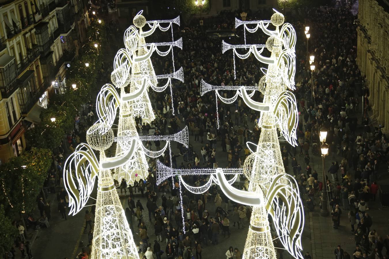 La Plaza de San Francisco se llena de ángeles de luz