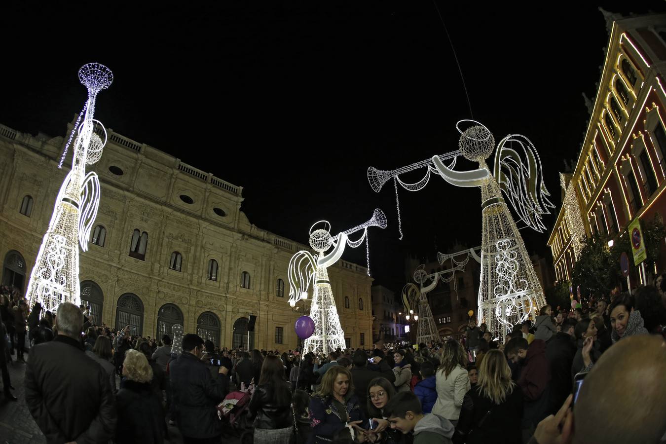 La Plaza de San Francisco se llena de ángeles de luz