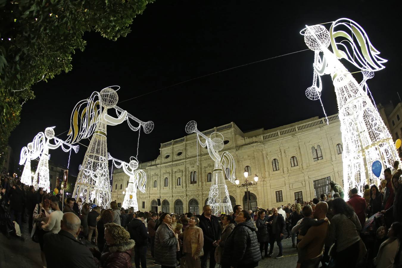 La Plaza de San Francisco se llena de ángeles de luz