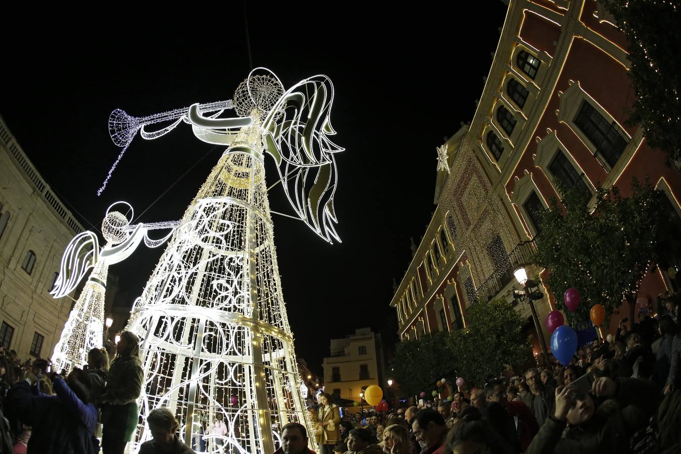 La Plaza de San Francisco se llena de ángeles de luz