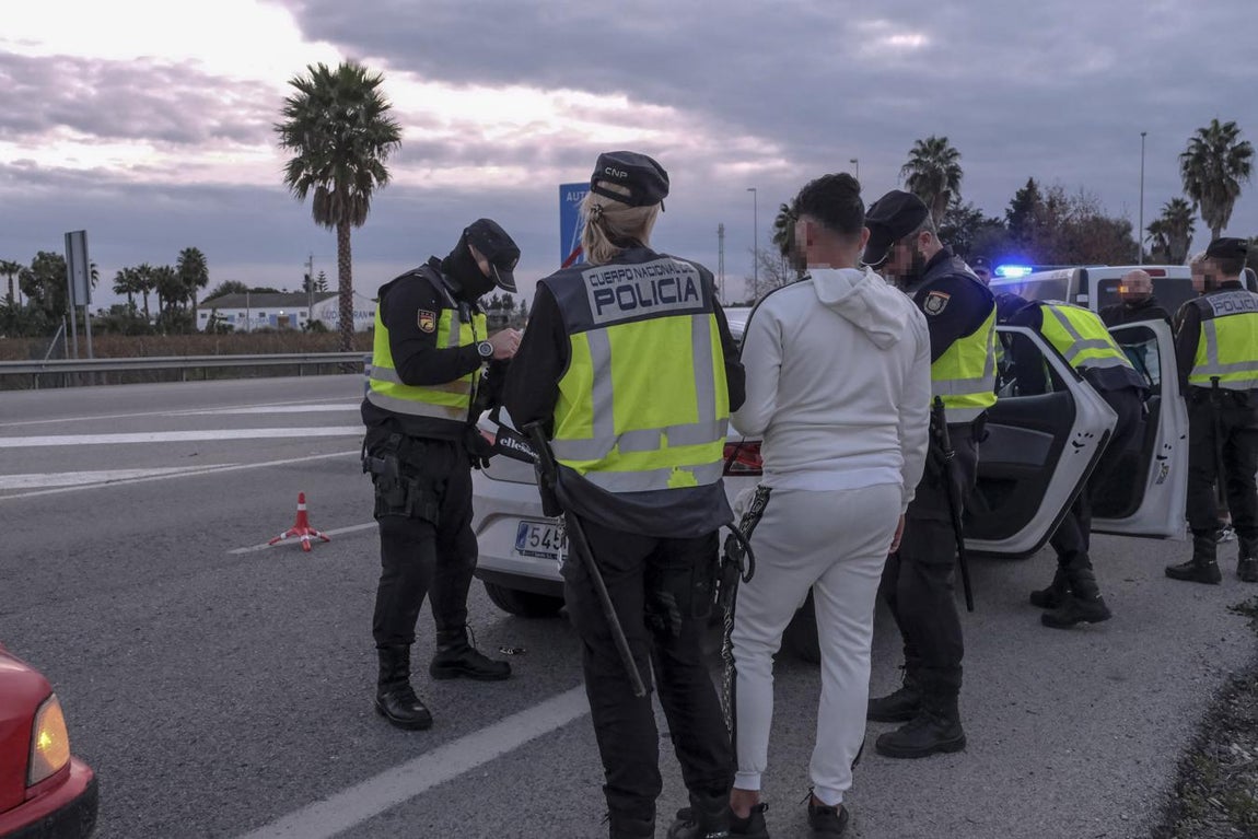 De patrulla con la Policía Nacional por Sanlúcar. Objetivo: mantener el control