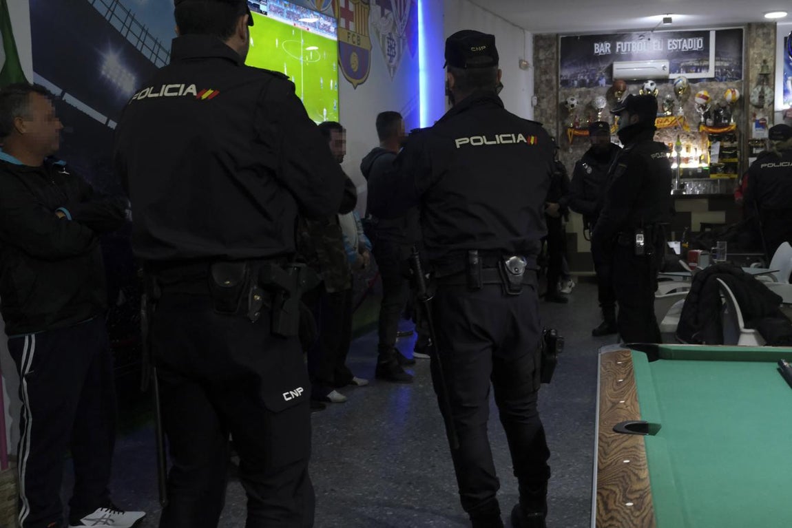 De patrulla con la Policía Nacional por Sanlúcar. Objetivo: mantener el control