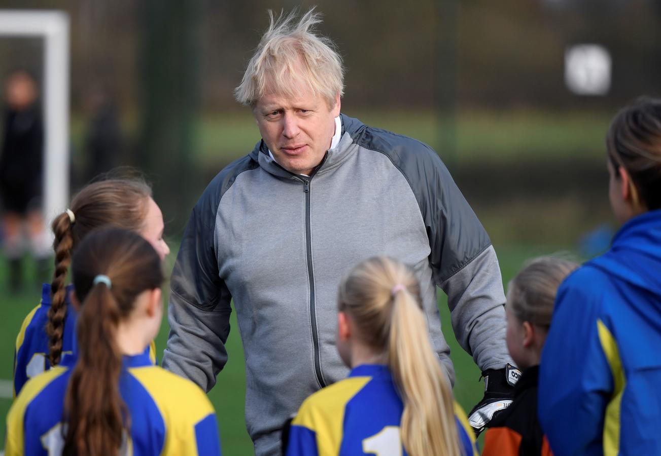 Las chocantes imágenes de Boris Johnson jugando al fútbol en plena campaña. 