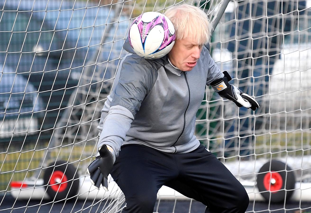 Las chocantes imágenes de Boris Johnson jugando al fútbol en plena campaña. 