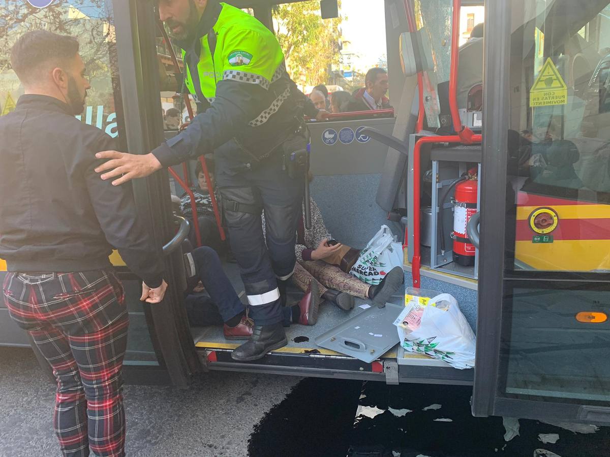 Varios heridos en el accidente de un minibús en el centro de Sevilla