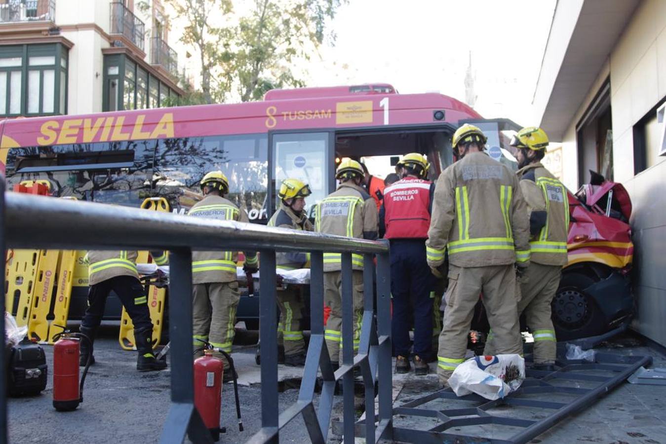 Varios heridos en el accidente de un minibús en el centro de Sevilla