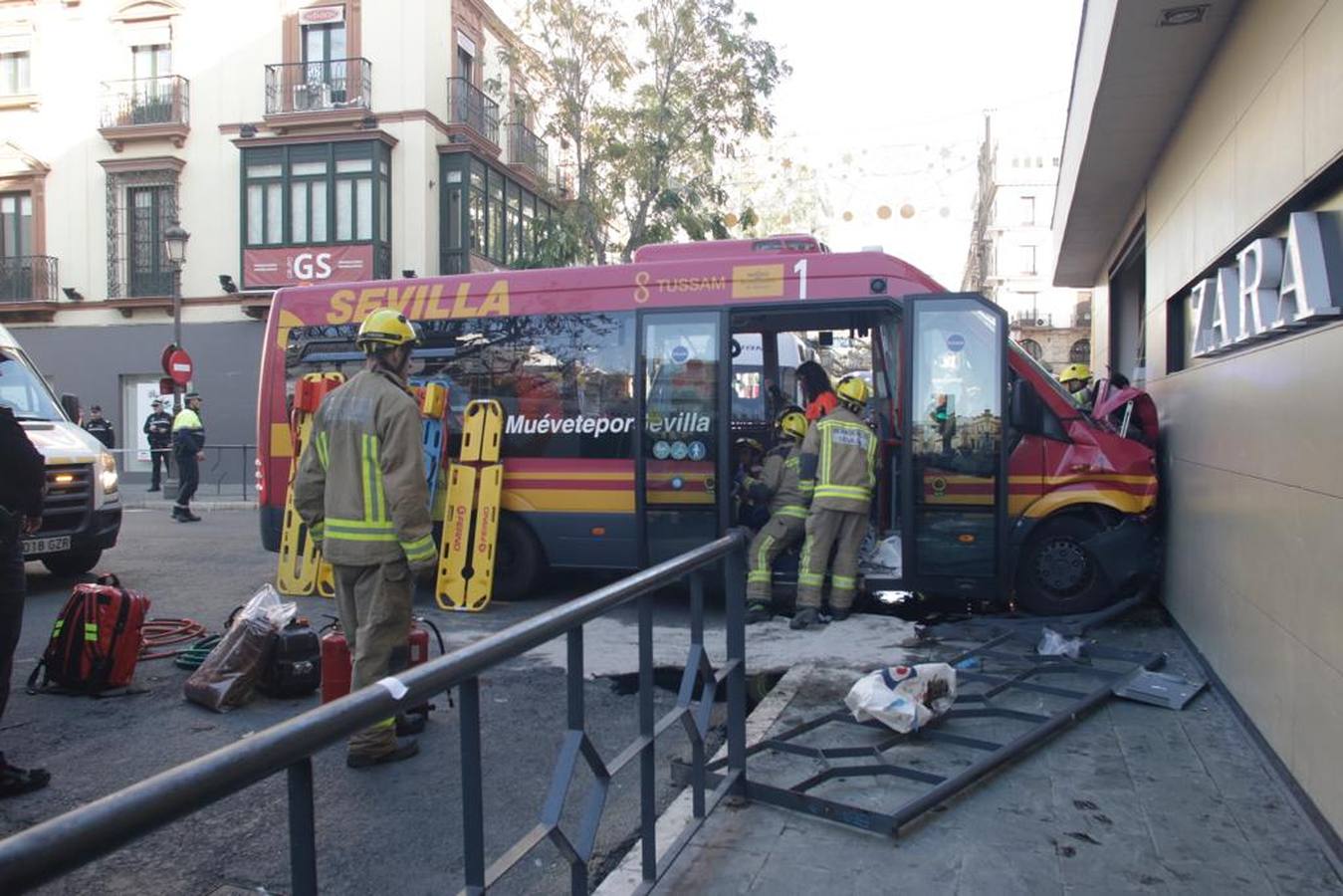 Varios heridos en el accidente de un minibús en el centro de Sevilla