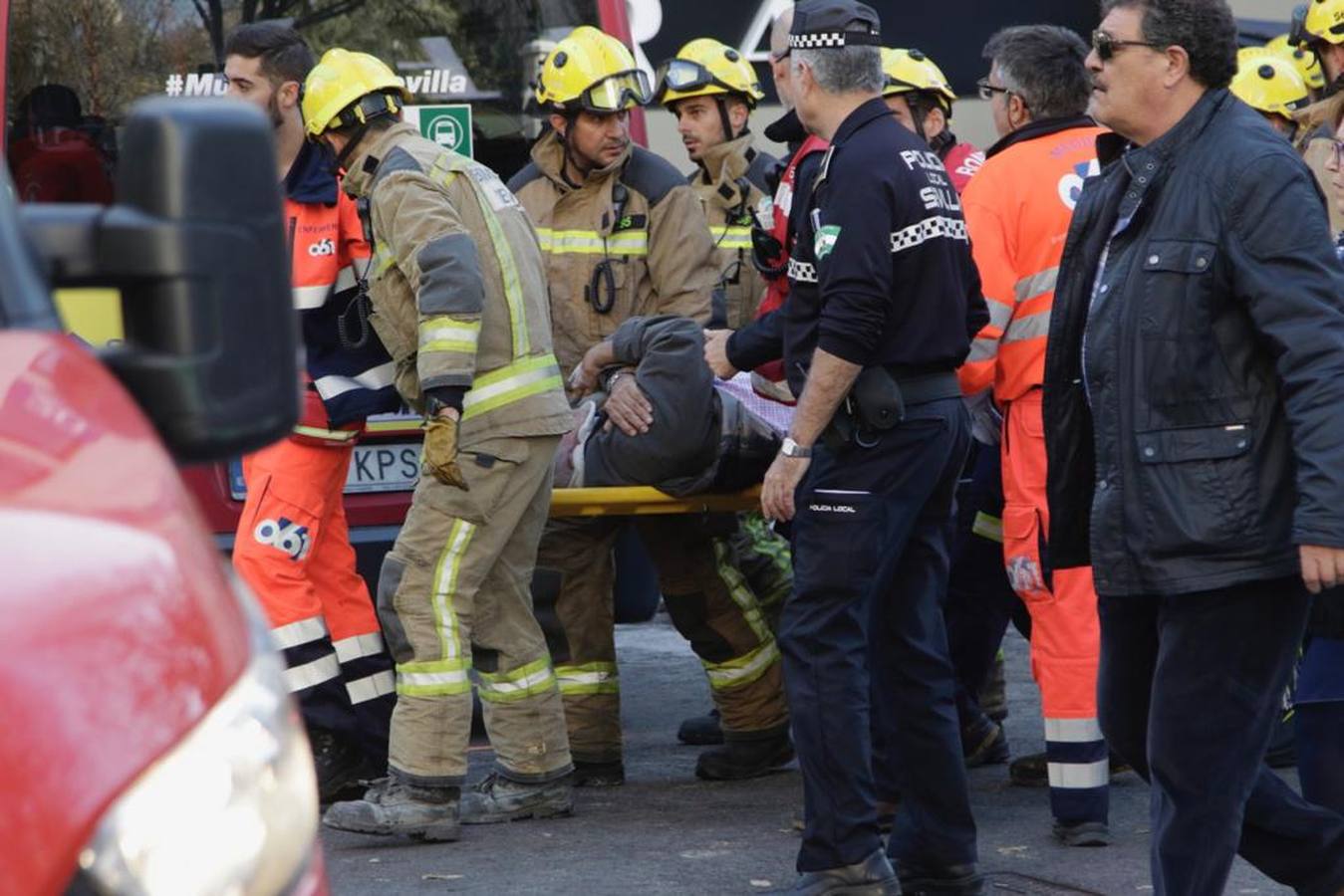 Varios heridos en el accidente de un minibús en el centro de Sevilla