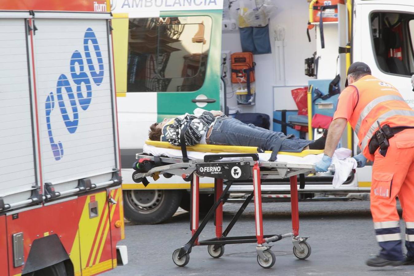 Varios heridos en el accidente de un minibús en el centro de Sevilla