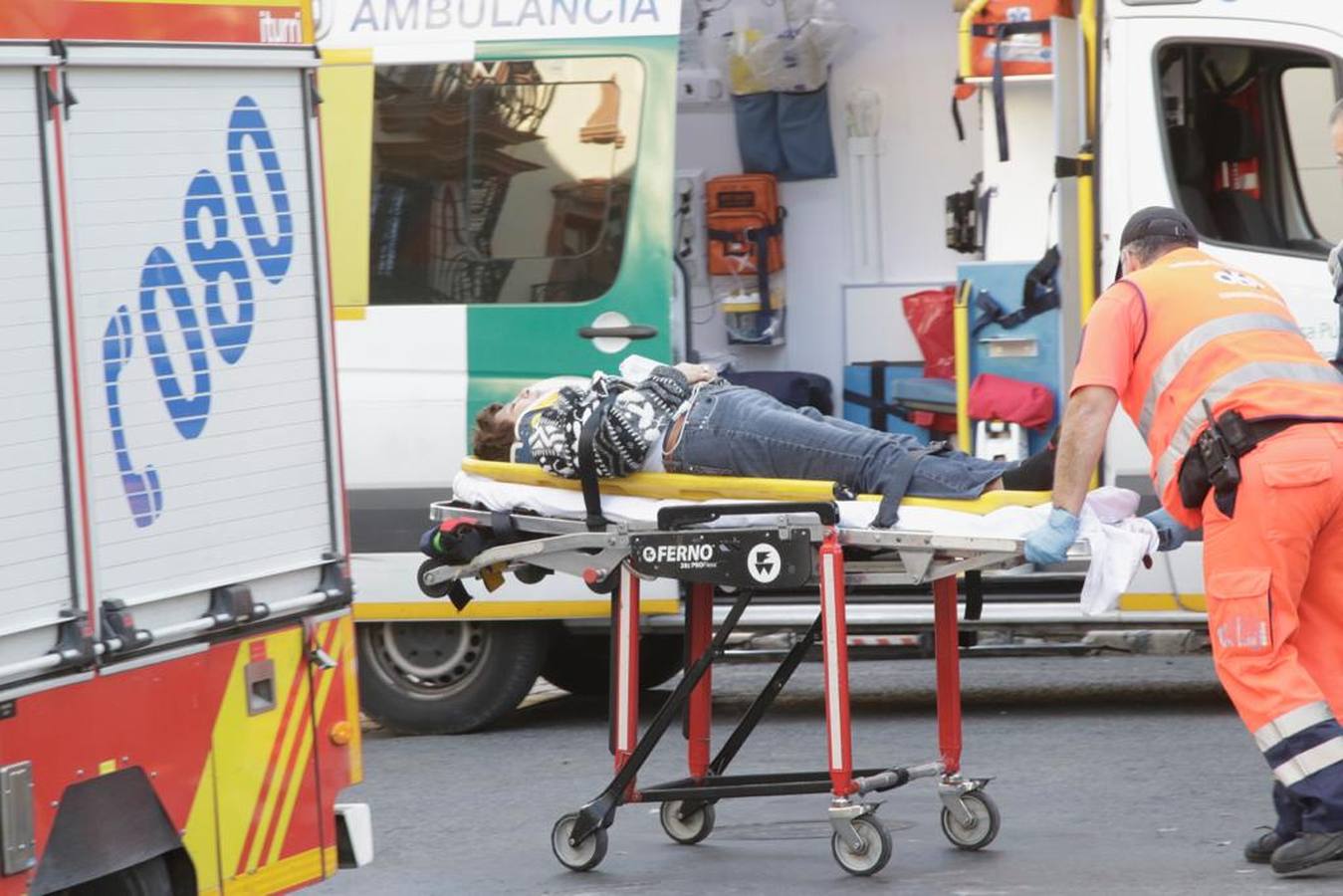 Varios heridos en el accidente de un minibús en el centro de Sevilla