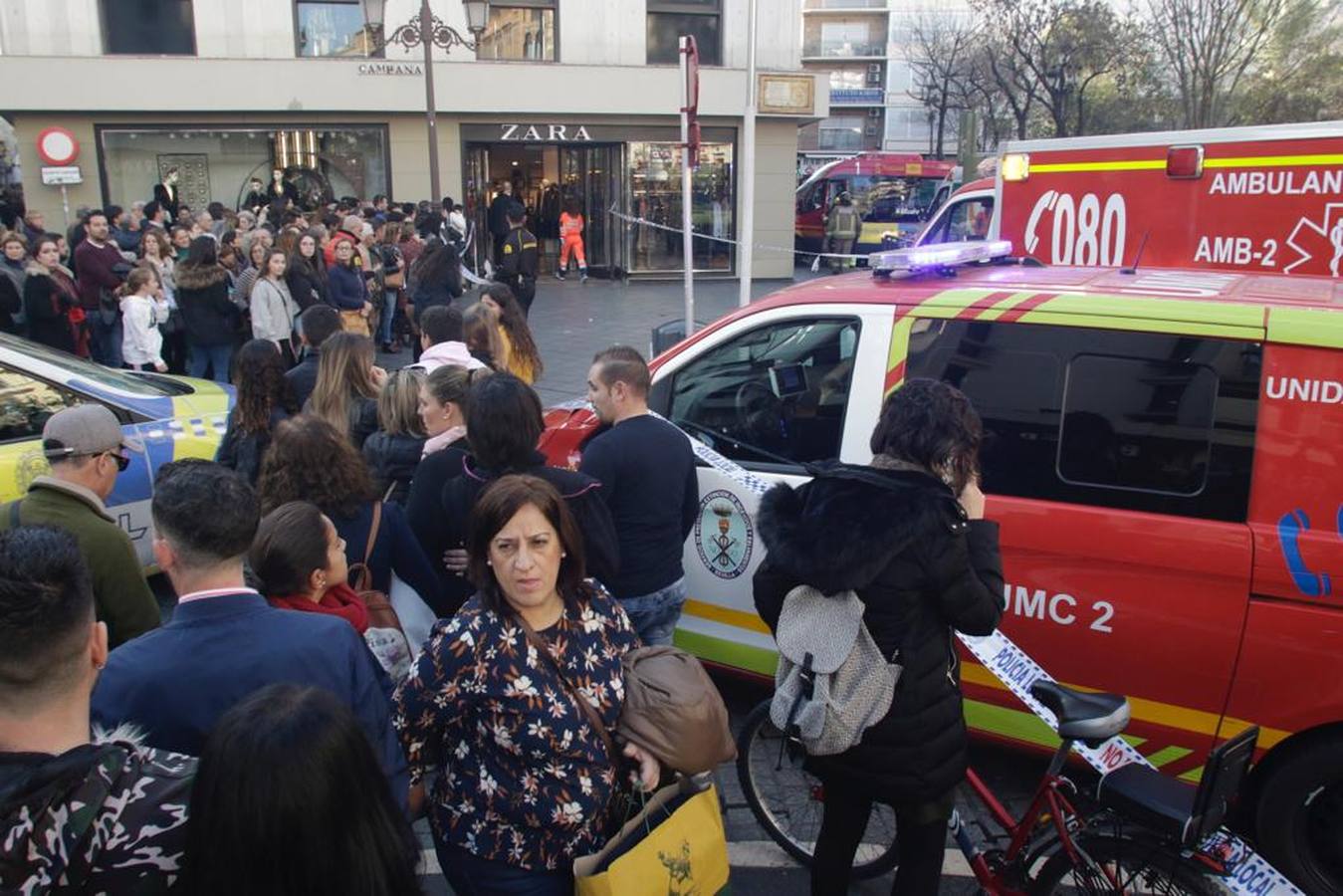 Varios heridos en el accidente de un minibús en el centro de Sevilla