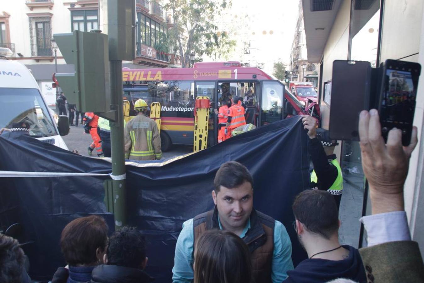 Varios heridos en el accidente de un minibús en el centro de Sevilla