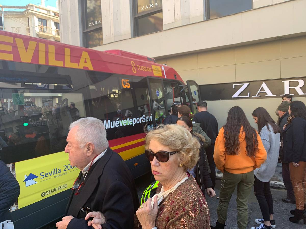 Varios heridos en el accidente de un minibús en el centro de Sevilla