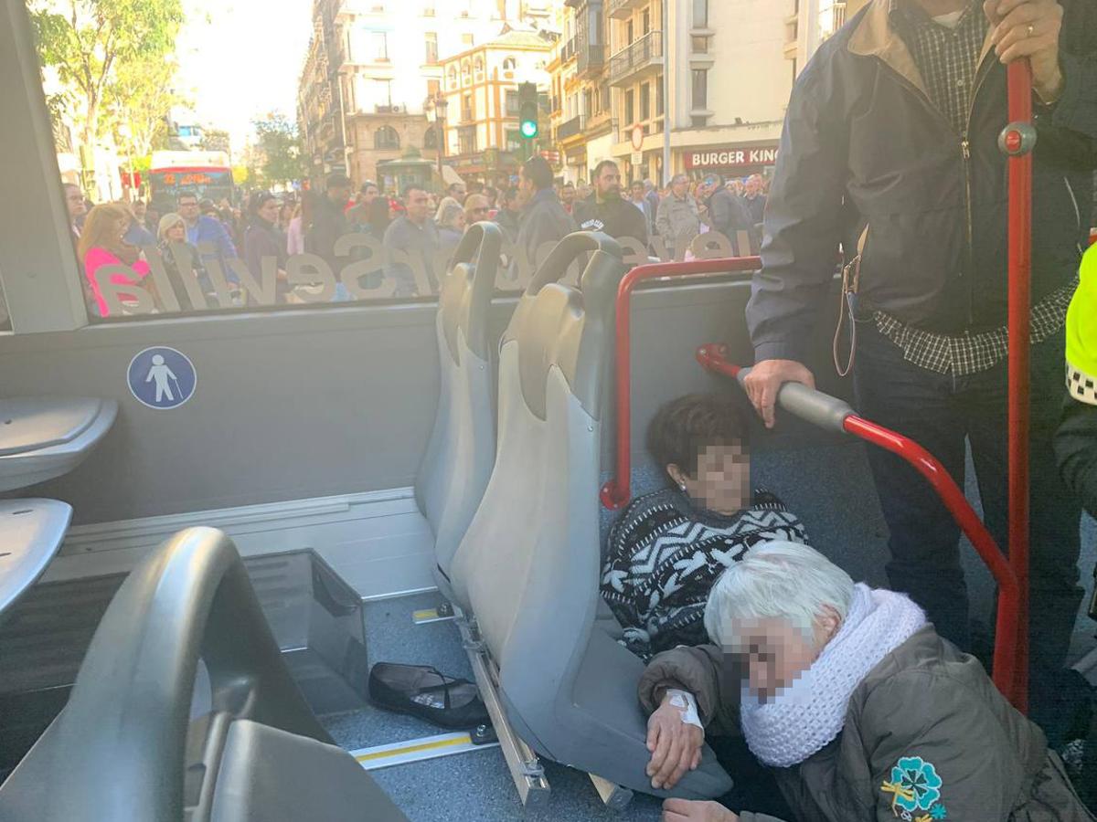 Varios heridos en el accidente de un minibús en el centro de Sevilla