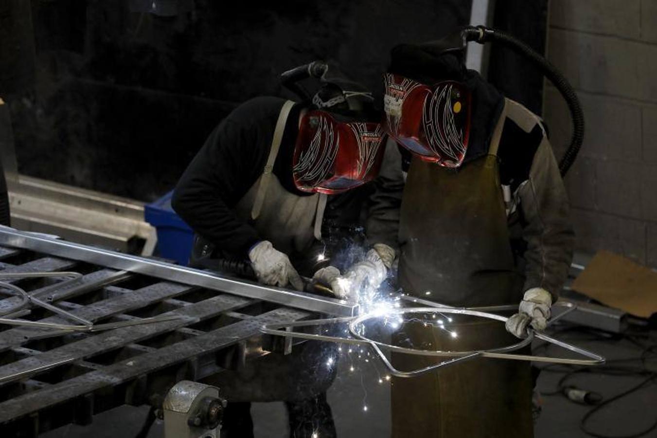 En imágenes, cómo se fabrica la luz navideña en Ximénez Group